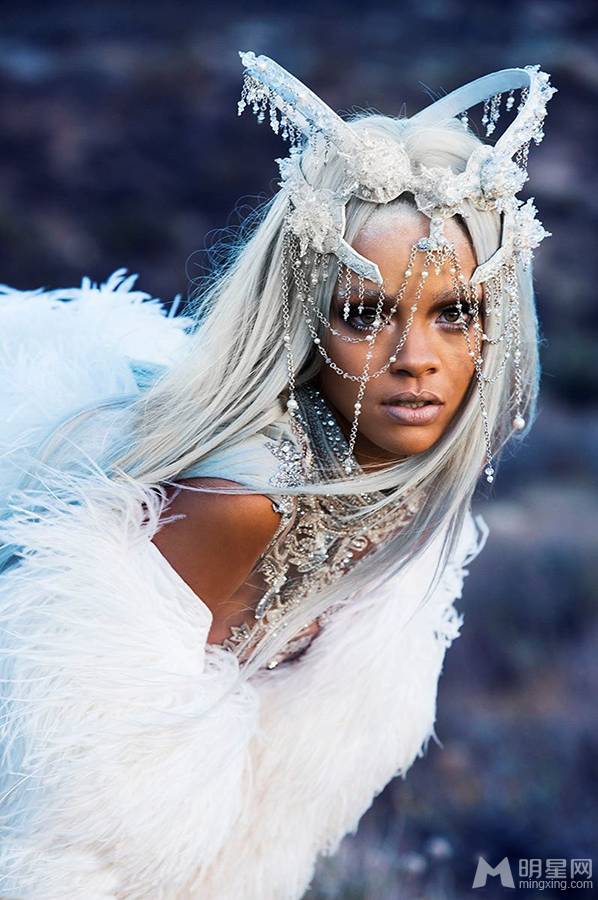 另类时尚教主蕾哈娜化身白发魔女写真大片