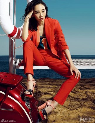 中国实力派女演员白百合沙滩写真