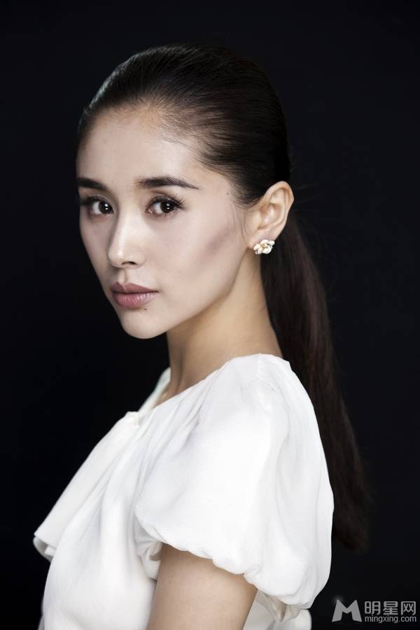 内地实力派女演员王子文清新白衫写真