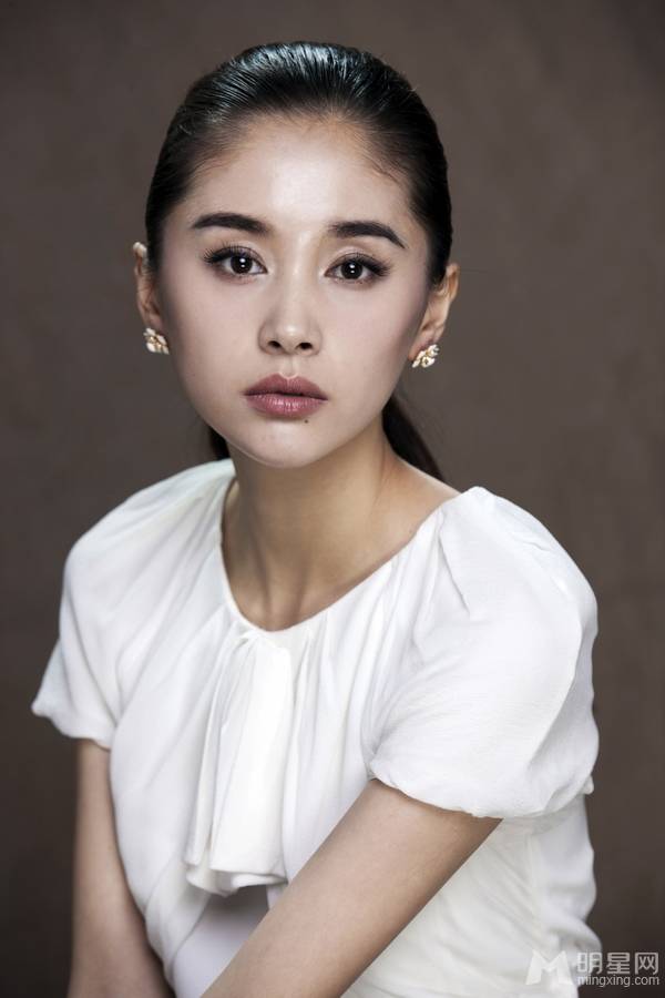 内地实力派女演员王子文清新白衫写真