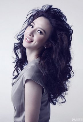 影视演员张萌精致妆容时尚写真