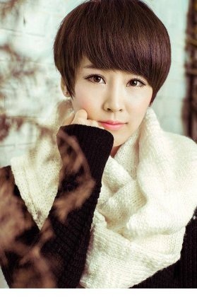 谢楠短发造型展知性气息写真照