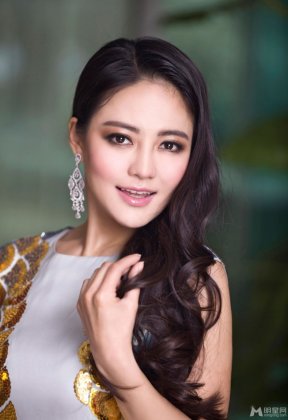 樊蕊穿长裙现身惊艳十足