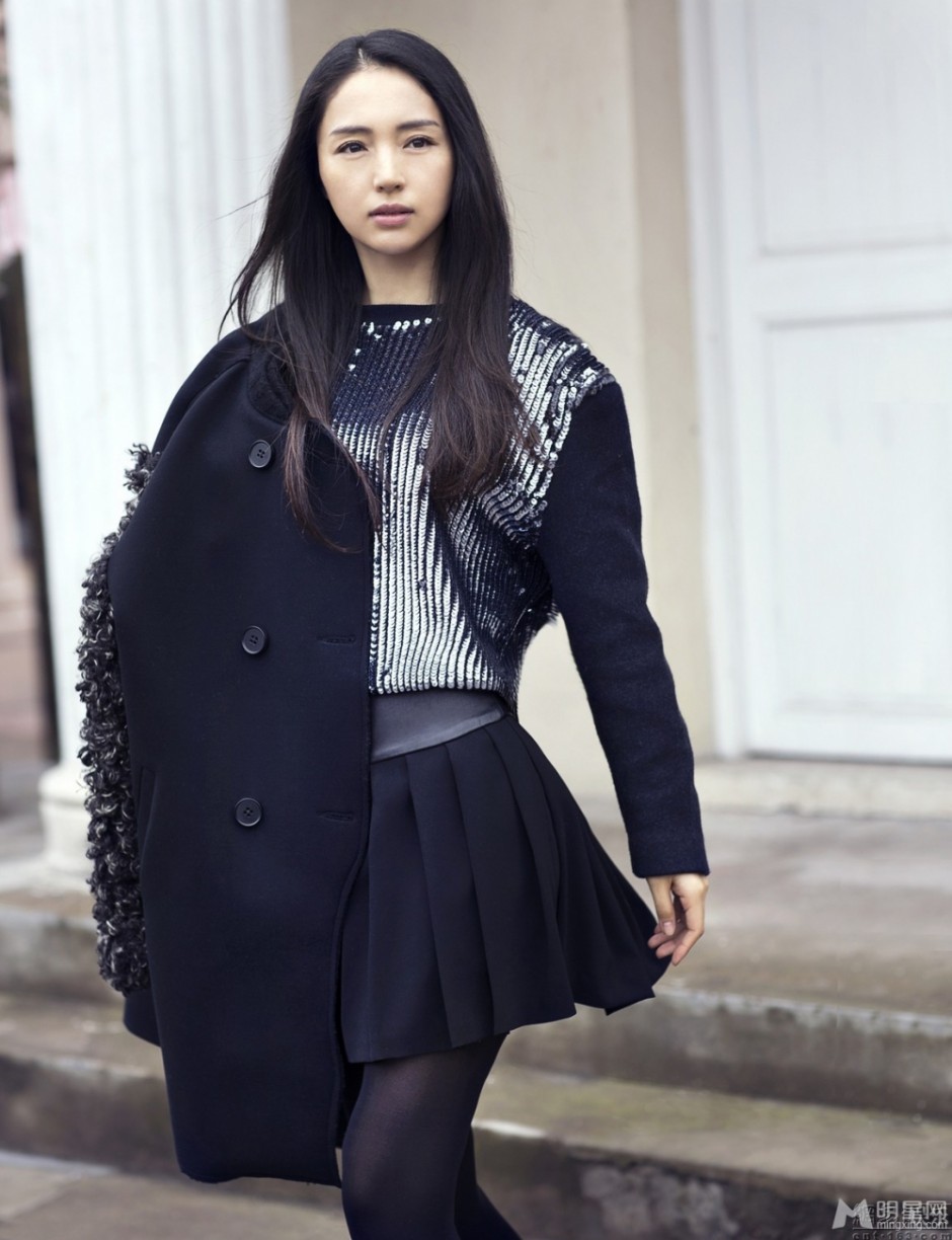 女演员董璇冬季时尚街拍写真