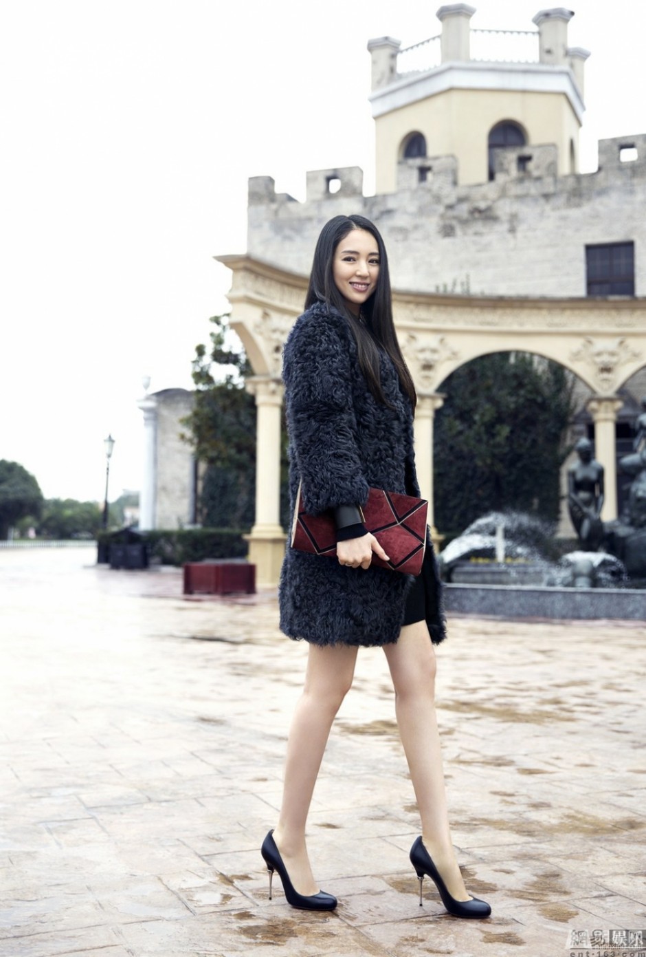 女演员董璇冬季时尚街拍写真