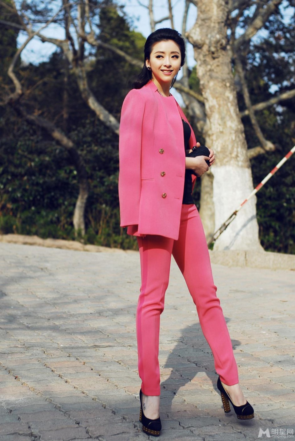 影视演员黄小蕾优雅时尚街拍