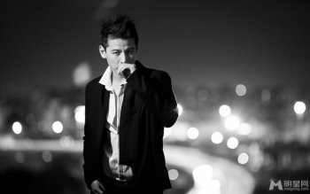 影视演员钱泳辰忧郁眼神黑白写真