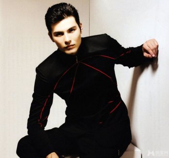 中国混血男明星凤小岳帅气写真