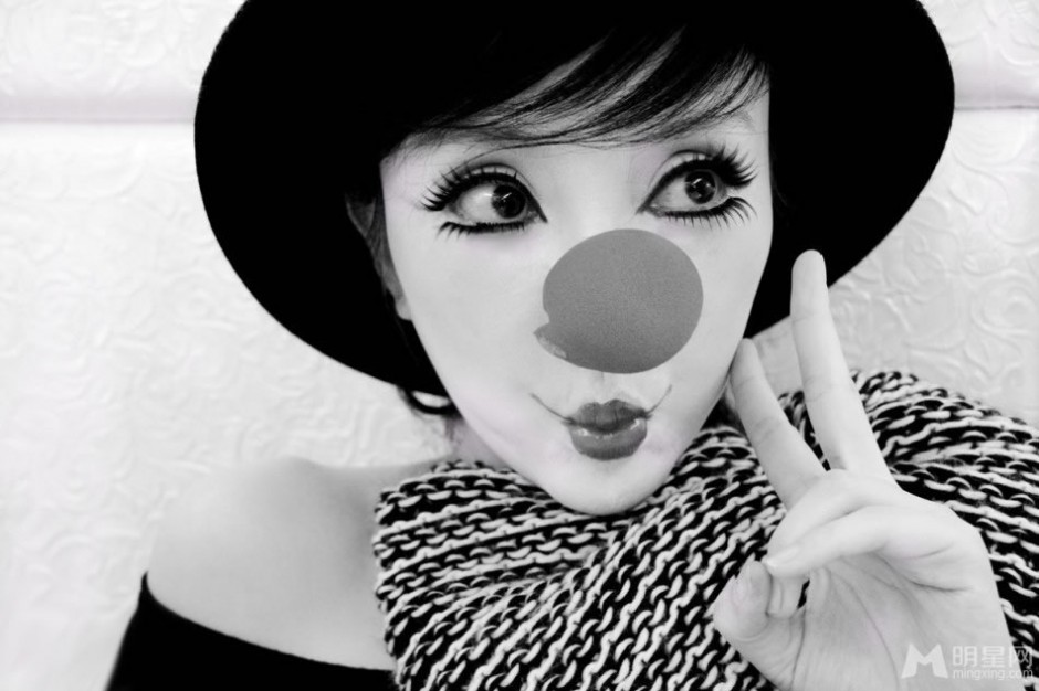 明星美女李小璐扮小丑搞怪写真