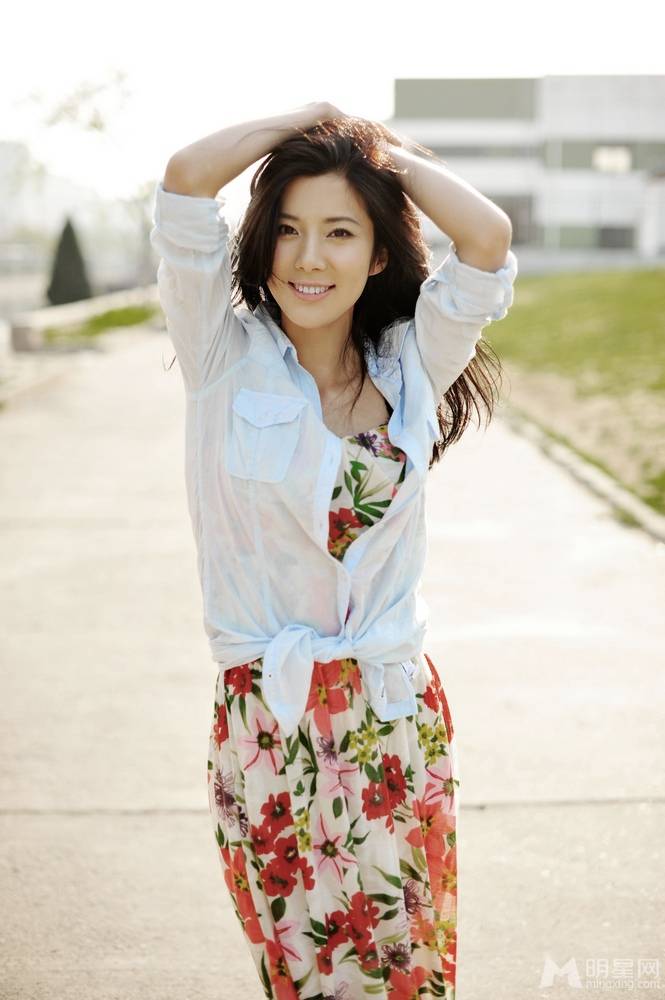 中国气质女星王珂清纯魅惑露香肩