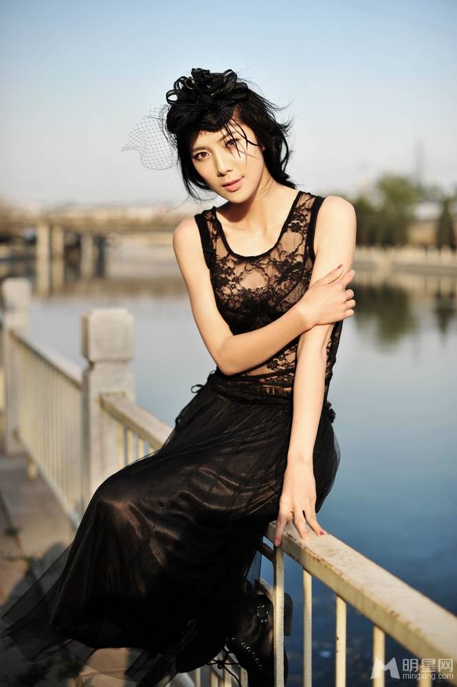 中国气质女星王珂清纯魅惑露香肩