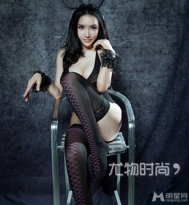 乳神童颜张婉悠性感兔女郎写真