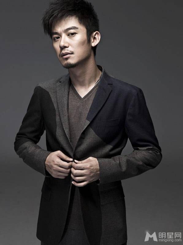 中国实力派男演员芦芳生展现帅气魅力