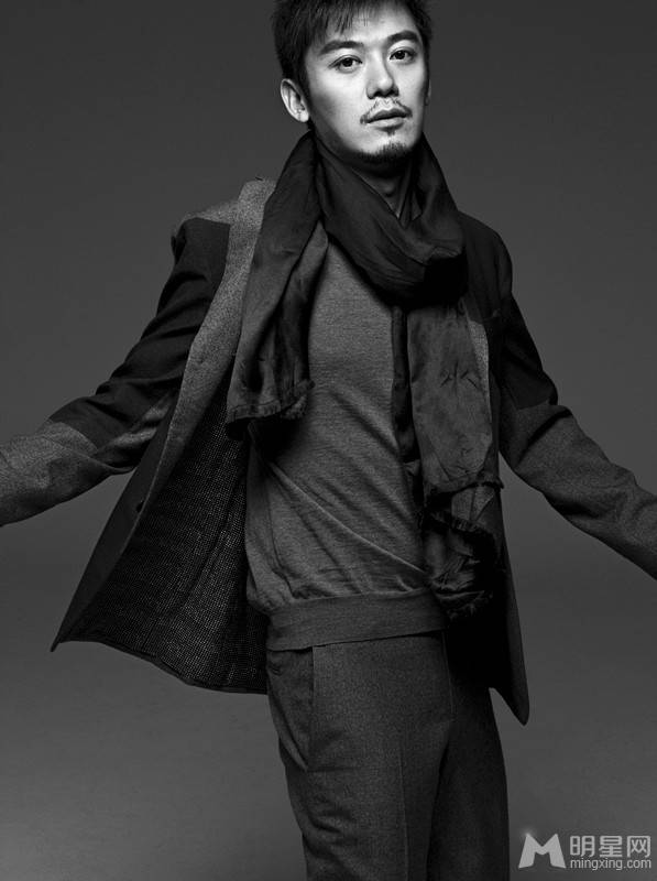 中国实力派男演员芦芳生展现帅气魅力