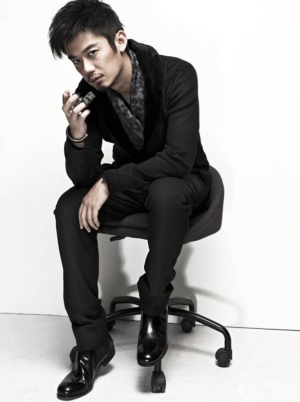 中国实力派男演员芦芳生展现帅气魅力