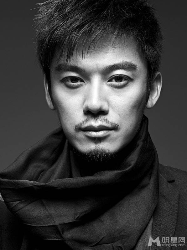 中国实力派男演员芦芳生展现帅气魅力