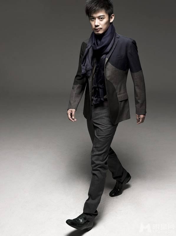 中国实力派男演员芦芳生展现帅气魅力