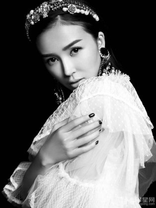 中国气质美女明星姚星彤纯白梦幻写真