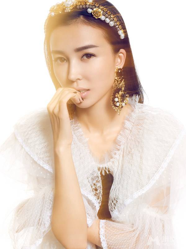 中国气质美女明星姚星彤纯白梦幻写真