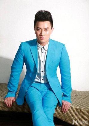 电视演员蒋毅蓝色西装帅气十足