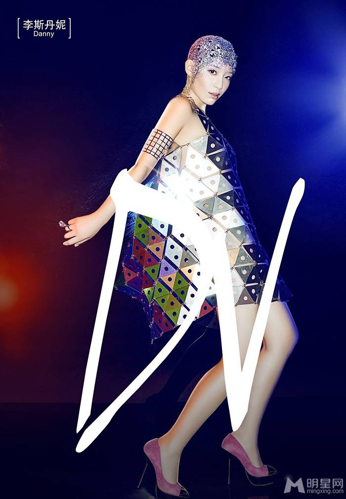 江映蓉李斯丹妮mv宣传照潮范十足