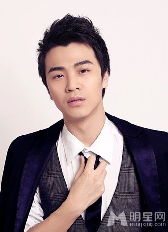 青年演员孟瑞尽显时尚帅气图片