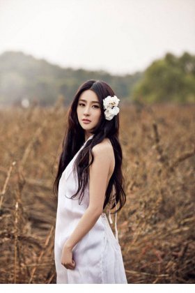 贾青甜美迷人笑魇如花户外照