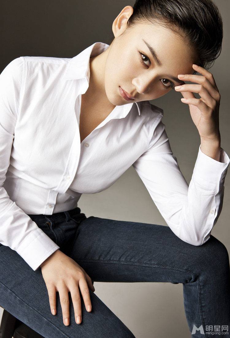 袁姗姗利落时尚中性打扮写真照