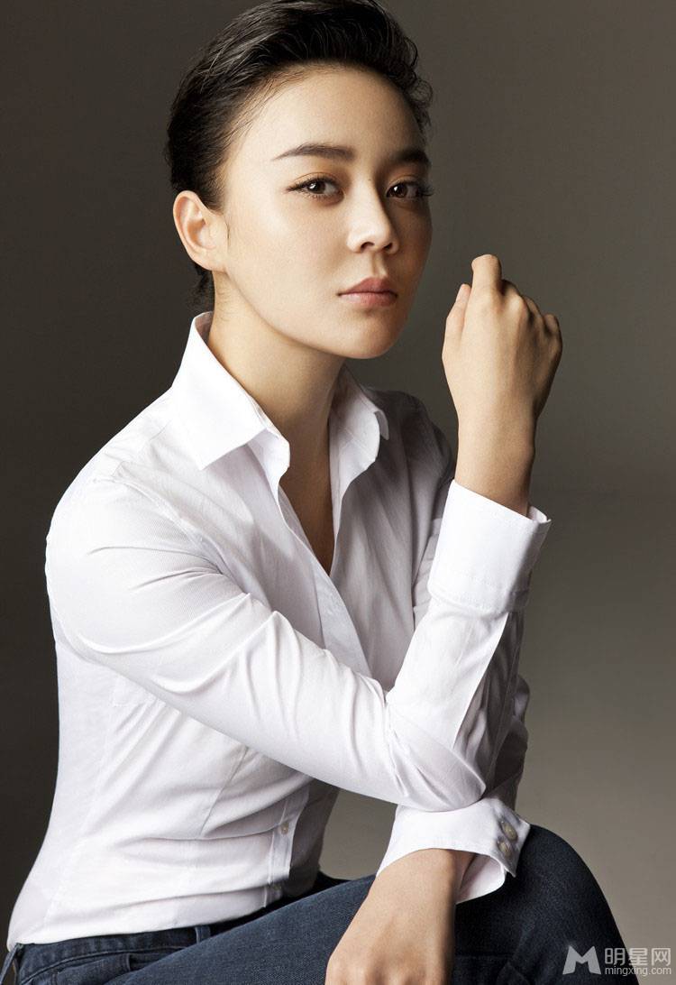 袁姗姗利落时尚中性打扮写真照