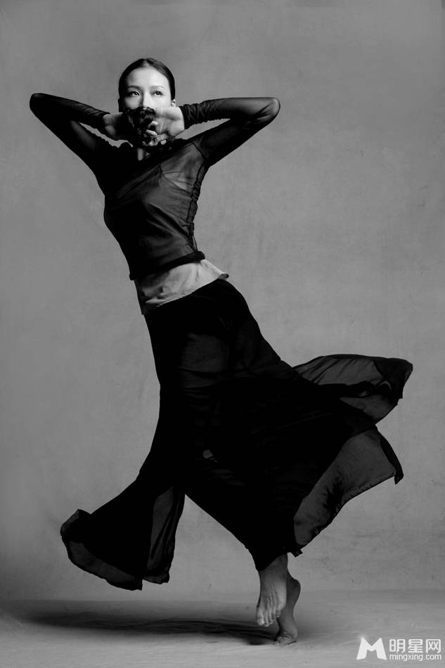 中国美女演员李倩散发清新迷人气息