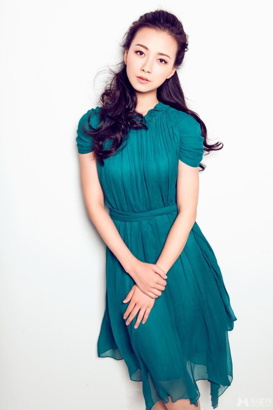 中国美女演员李倩散发清新迷人气息