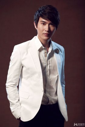 中国实力派男演员陆昱霖尽显熟男魅力
