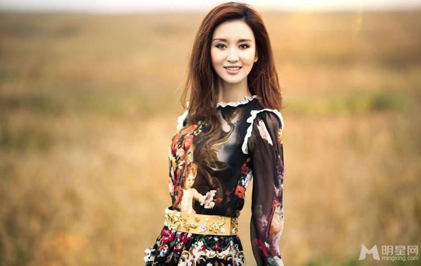 美女演员张萌散发轻熟女魅力