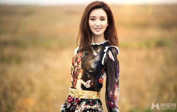 美女演员张萌散发轻熟女魅力