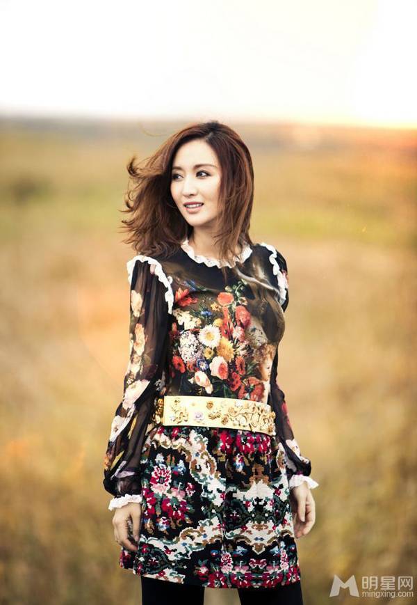 美女演员张萌散发轻熟女魅力