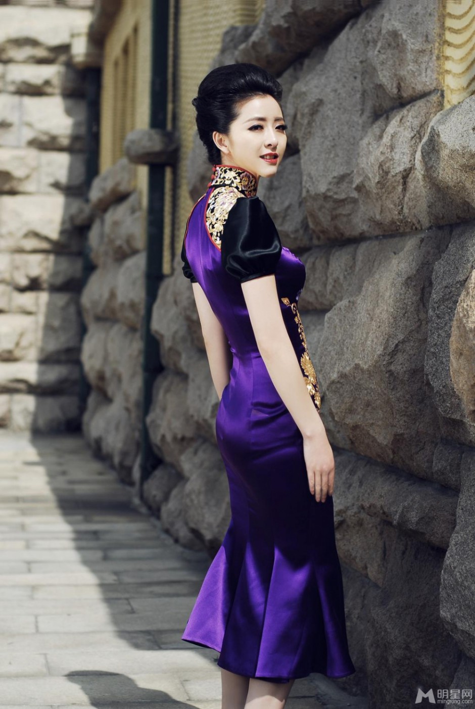 女演员黄小蕾性感旗袍写真