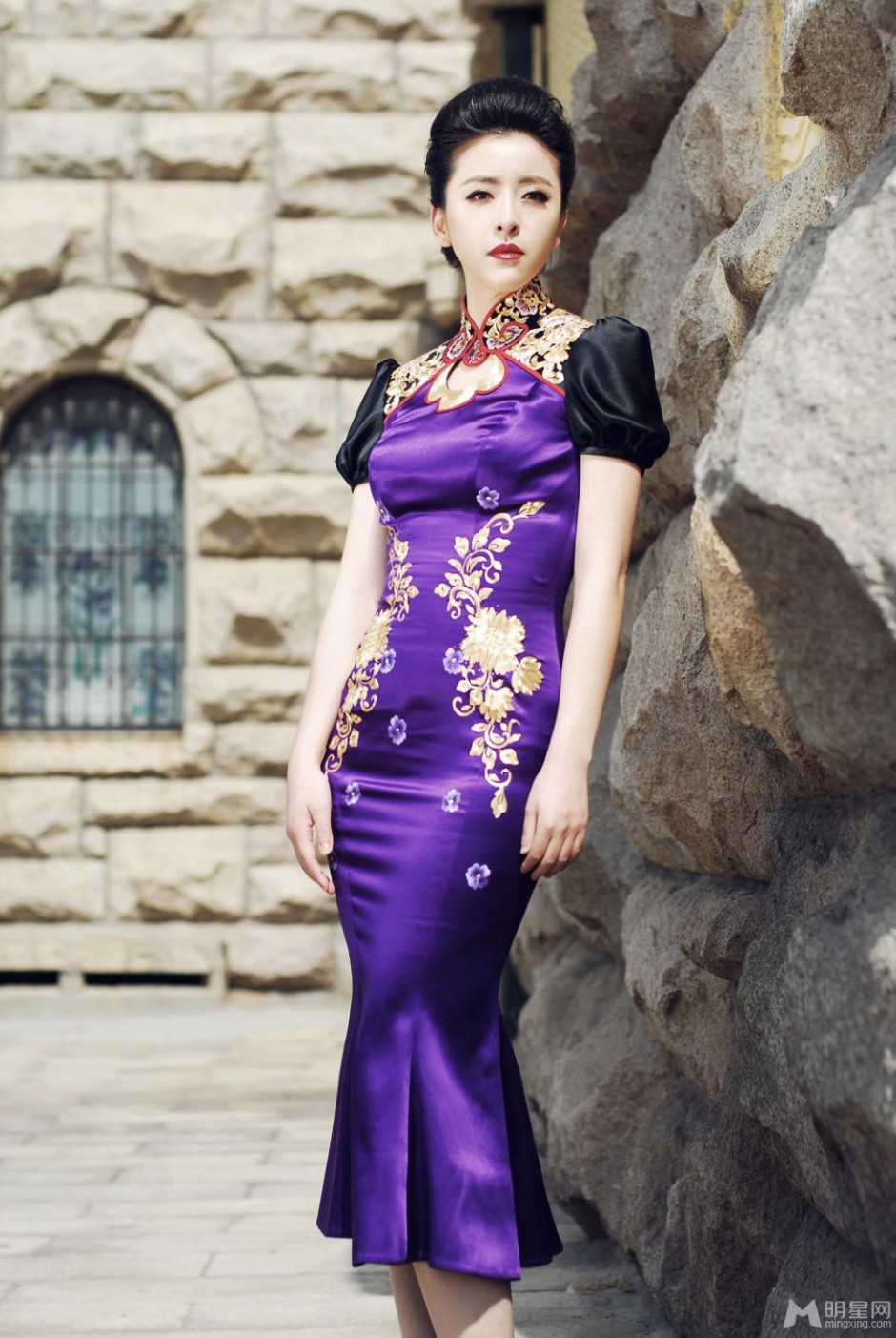 女演员黄小蕾性感旗袍写真