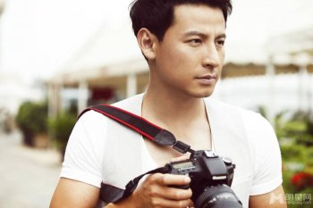 演员钱泳辰化身文艺摄影师图片