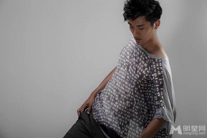 王鑫尧尽显帅气阳光少年写真照