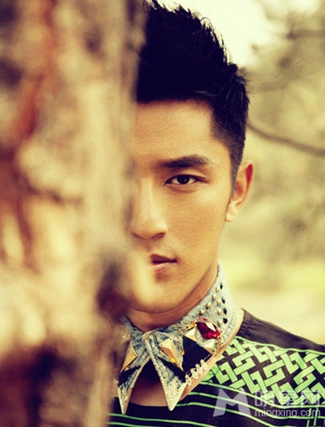王鑫尧尽显帅气阳光少年写真照
