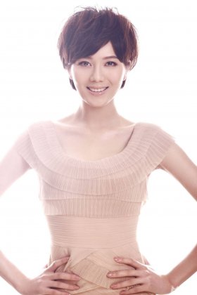 演员彭杨尽显优雅知性的女人气质