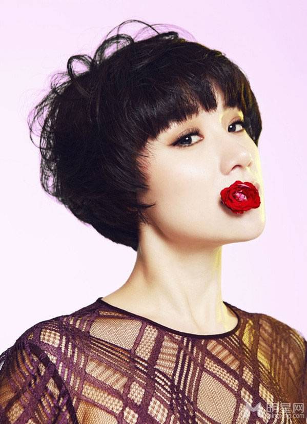 演员姚芊羽尽显高贵典雅气质