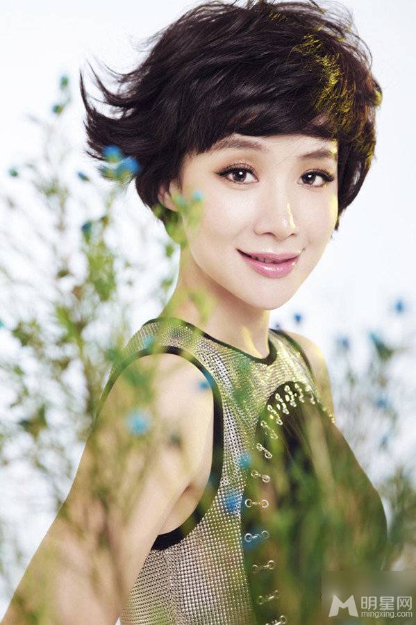 演员姚芊羽尽显高贵典雅气质