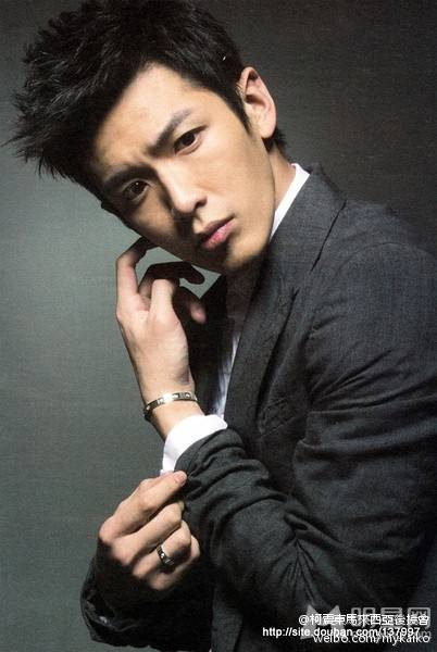 柯震东时尚帅气的装扮图片