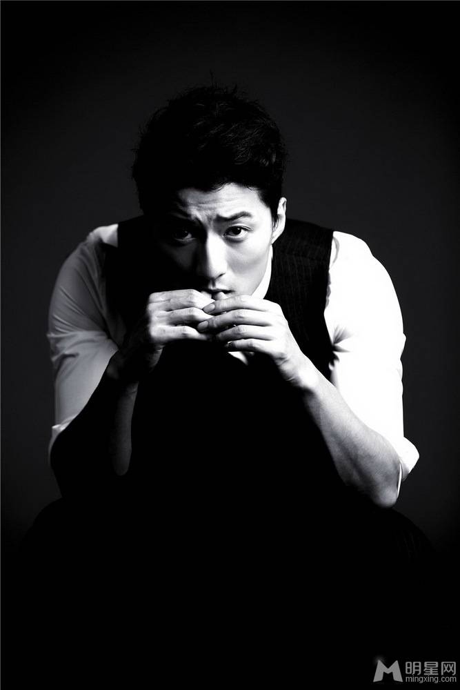 金泽灏沉稳内敛黑白时尚大片