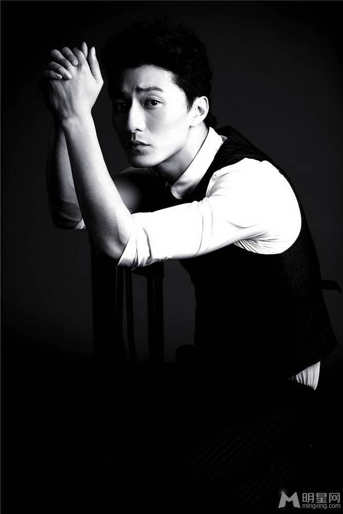 金泽灏沉稳内敛黑白时尚大片
