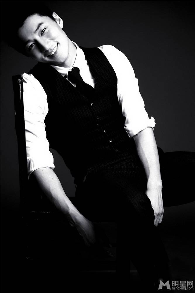 金泽灏沉稳内敛黑白时尚大片