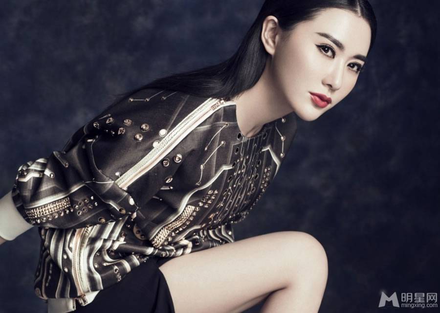 石天琦时尚复古妆容显大气精致