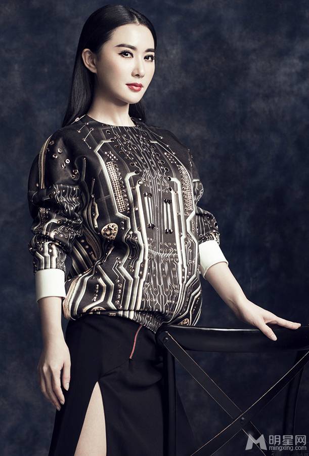 石天琦时尚复古妆容显大气精致