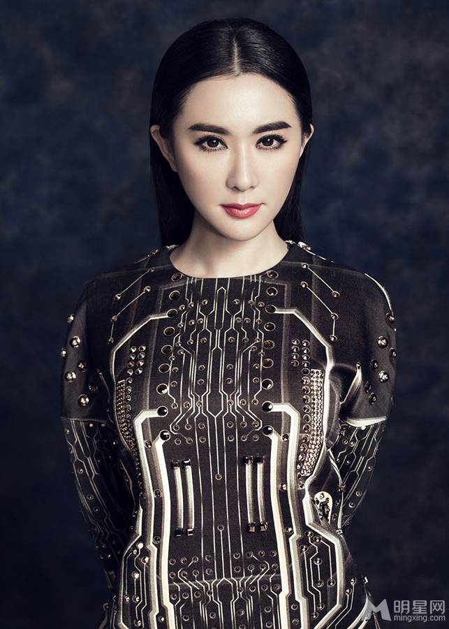 石天琦时尚复古妆容显大气精致